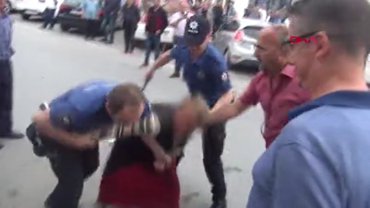 Dilenci kadın polisin silahını almak istedi...
