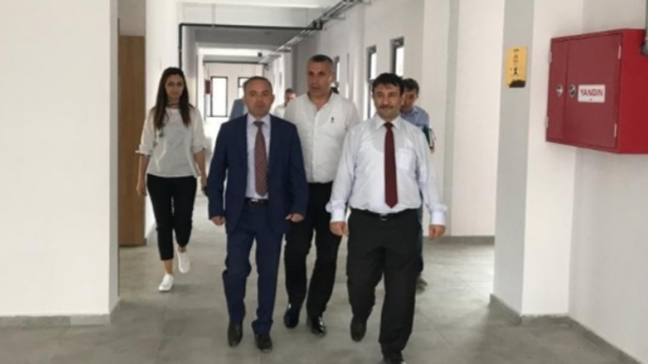 Balıkesir'de Vali Yardımcısı Mustafa Çek , Burhaniye’de okul inşaatlarını inceledi
