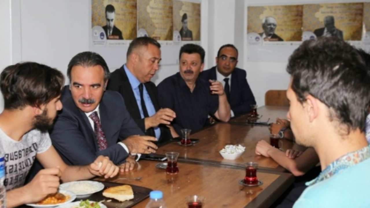 Nevşehir'de Rektör Mazhar Bağlı öğrenci yurdunda iftar yaptı