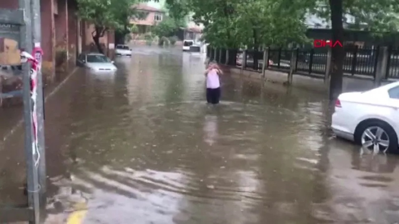 İstanbul'da araçlar mahsur kaldı!