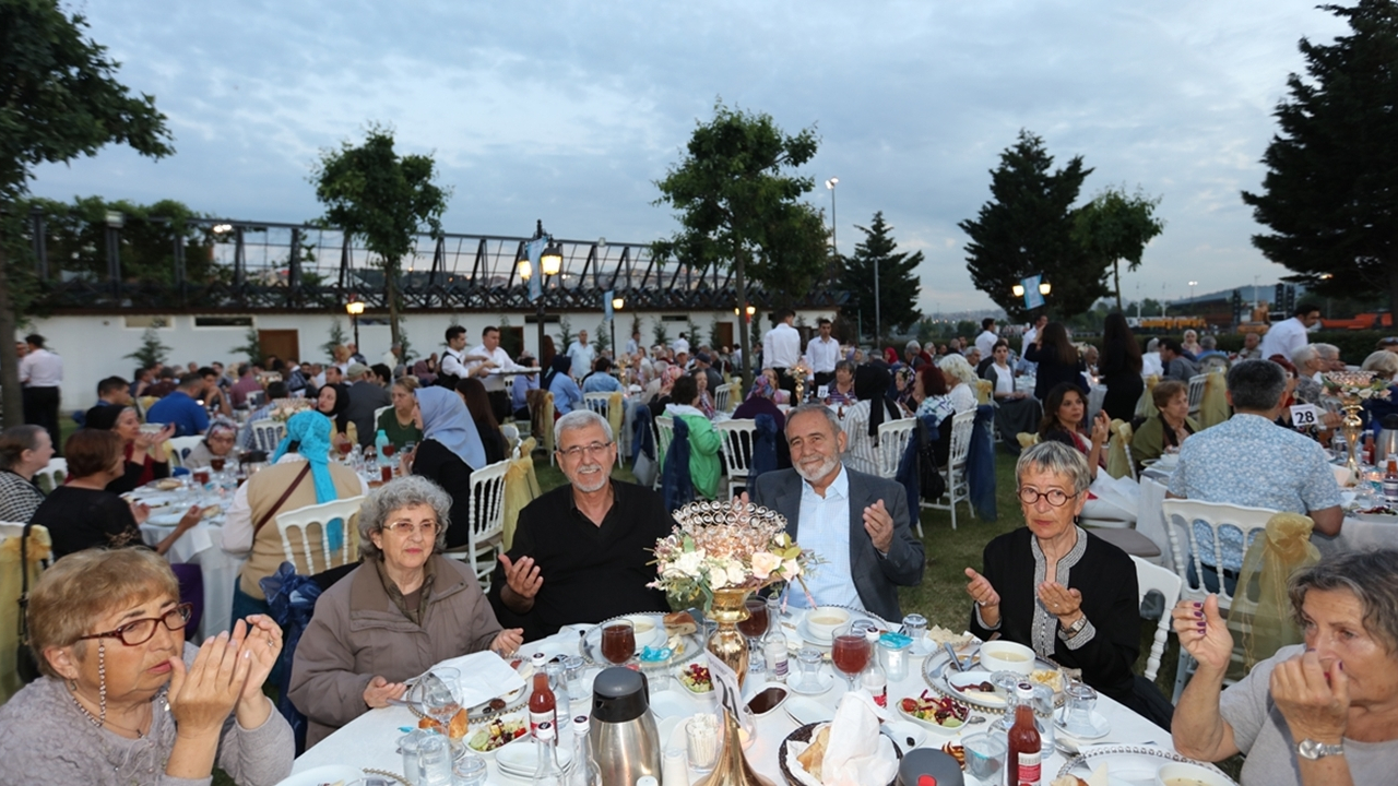 İBB, huzurevi sakinlerini iftarda buluşturdu...