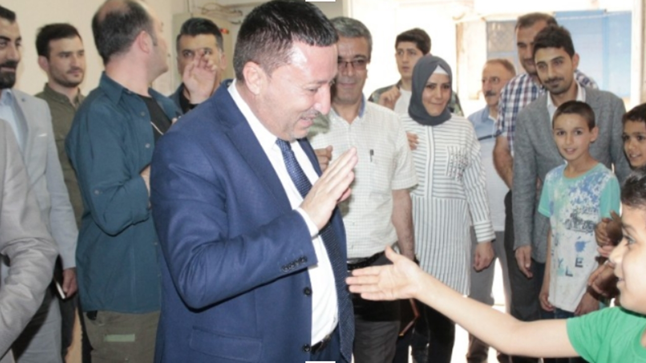 Diyarbakır'da Başkan Hüseyin Beyoğlu çocukları kendi eliyle giydirdi