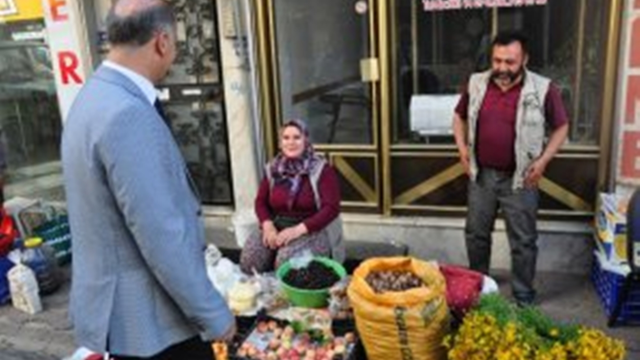 Aydın'da Başkan Aytekin Kaya, Fevzipaşa Caddesine  taşınan köylü pazarını gezdi