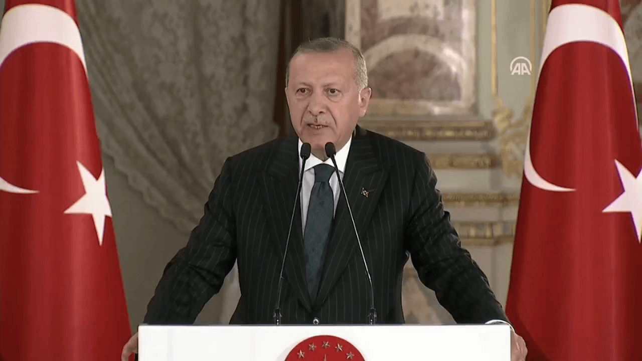 "Siyasi taraf olan sporcu ve sanatçılar bizi üzdü"