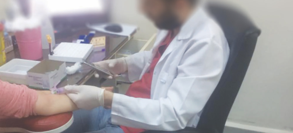 Kan alırken bile mesajlaşmaya ara vermedi!