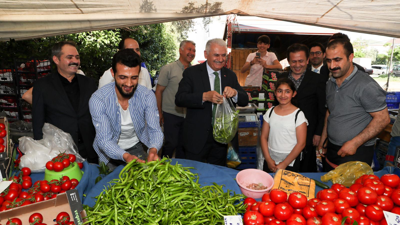 Binali Yıldırım pazar tezgahının başına geçti...
