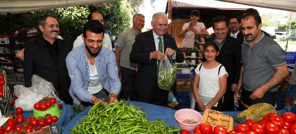 Binali Yıldırım pazar tezgahının başına geçti...