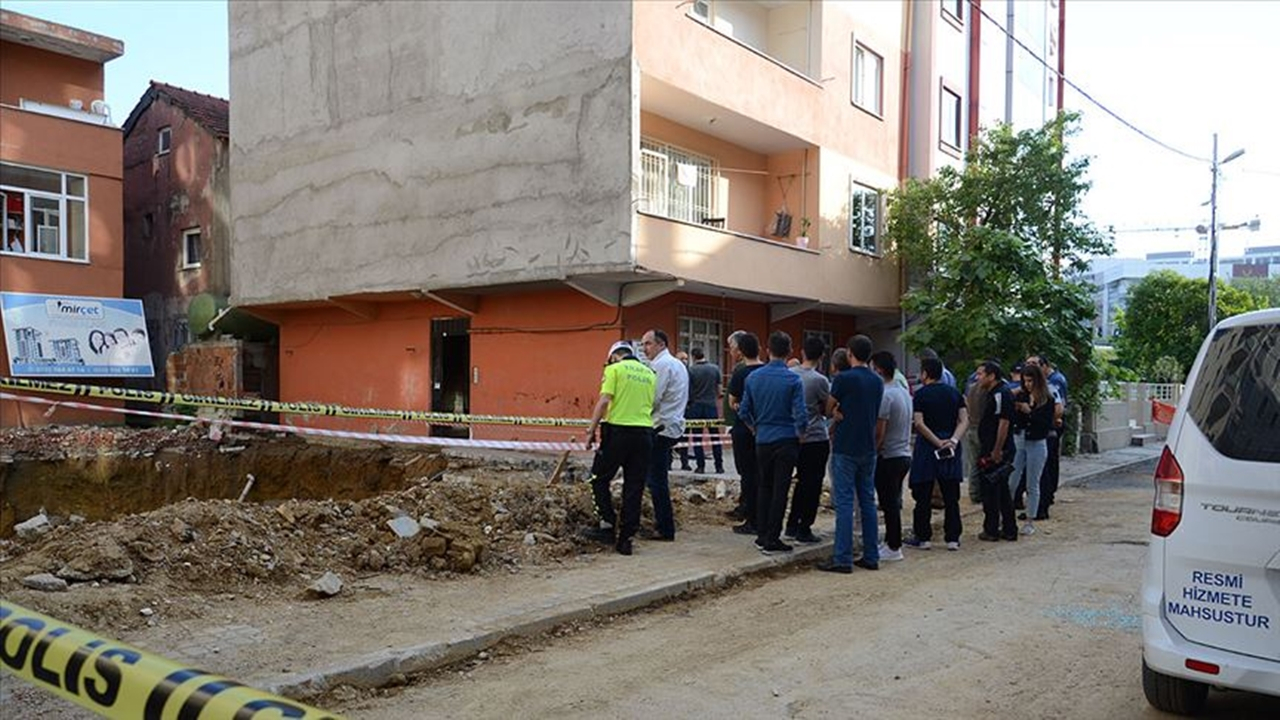 Sancaktepe'de 4 katlı binanın girişi çöktü...