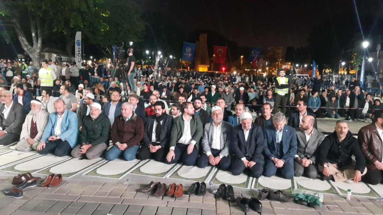 AGD üyeleri Ayasofya önünde namaz kıldı!