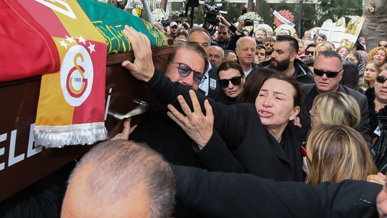 Eşi öldükten sonra Demet Akbağ'dan bir ilk!