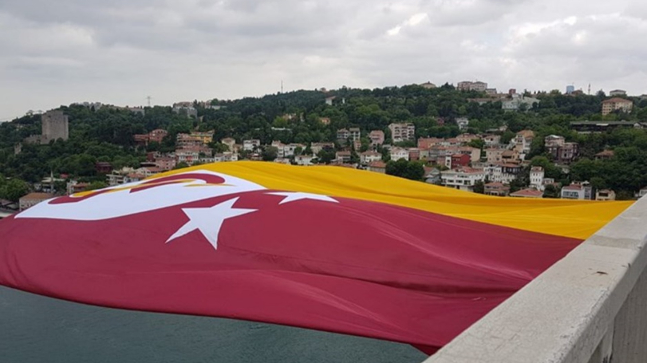 Galatasaray bayrağı köprülere asıldı!