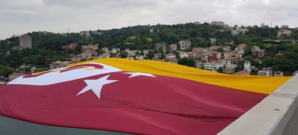 Galatasaray bayrağı köprülere asıldı!