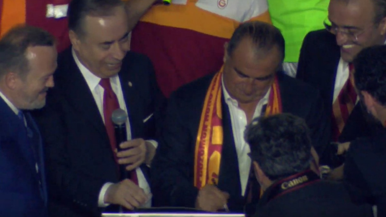 Fatih Terim 5 yıllık sözleşmeyi sahnede imzaladı!