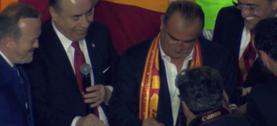 Fatih Terim 5 yıllık sözleşmeyi sahnede imzaladı!