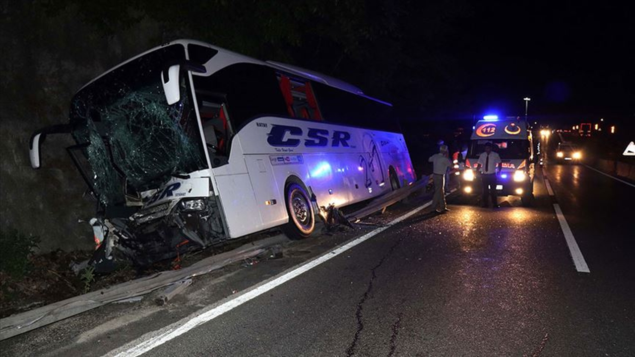 Yolcu otobüsü traktörle çarpıştı: 1 ölü, 12 yaralı!