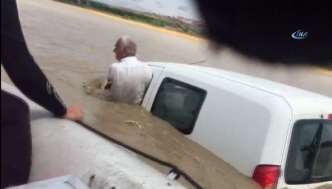 Aracıyla akıntıya kapıldı: Son anda kurtarıldı!