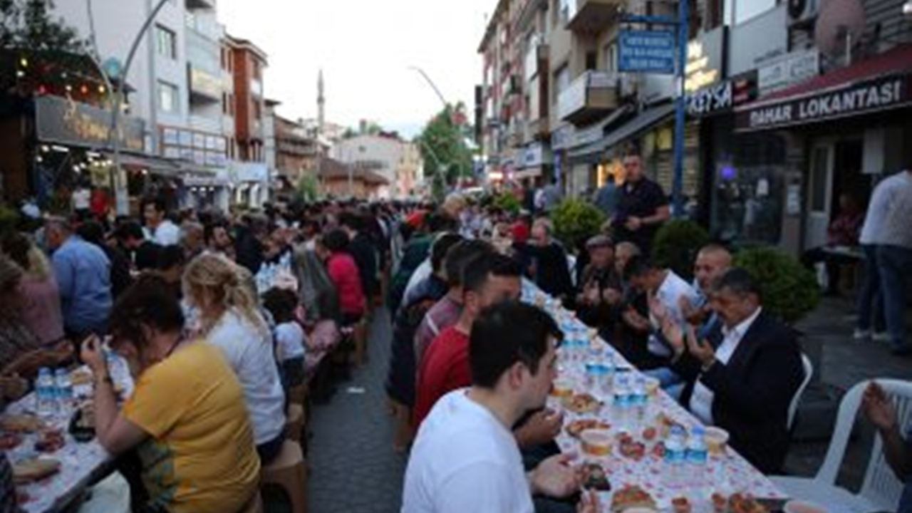 Bartın'da Başkan Cemal Akın esnafların iftar davetine katıldı