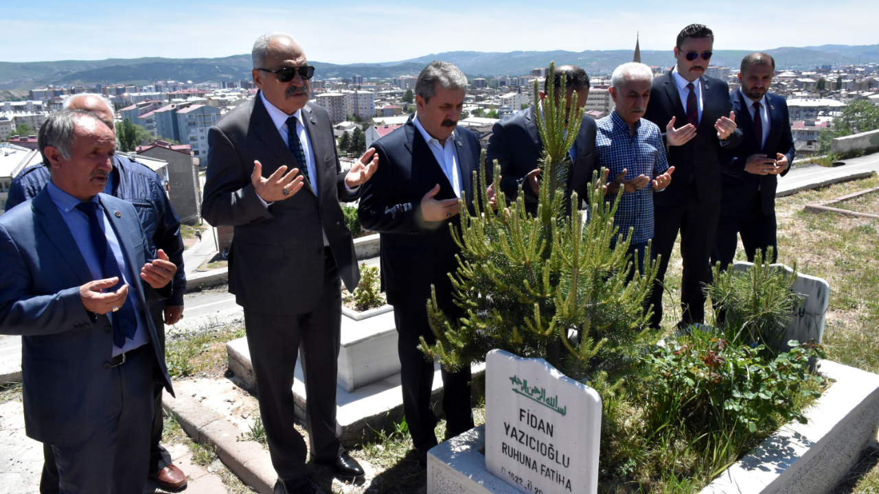 Sivas'ta Mustafa Destici: Darbeleri lanetliyorum