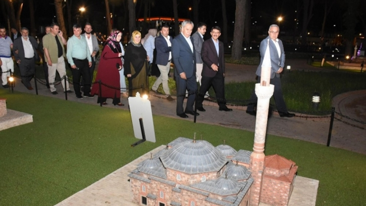 Manisa'da Bülent Arınç Şehzadelerpark’ı çok beğendi