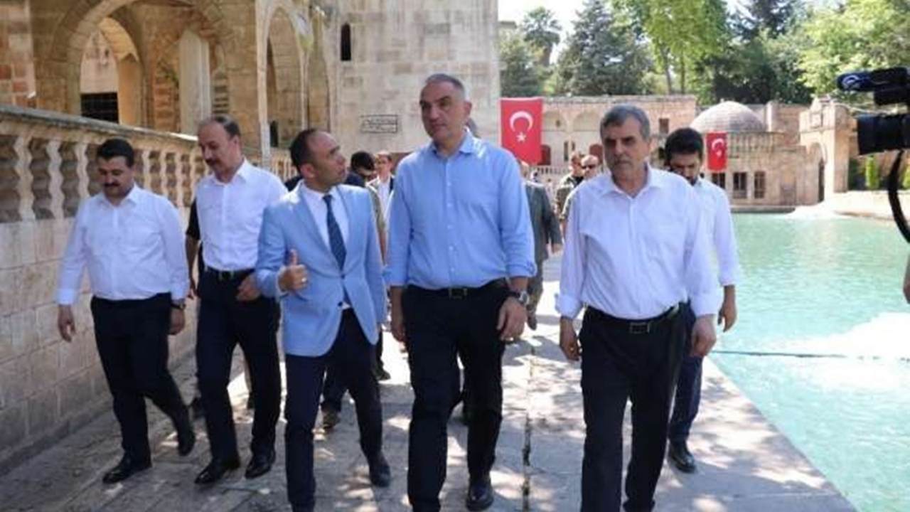 Şanlıurfa'da Bakan Nuri Ersoy ney dinleyip balıklara yem verdi