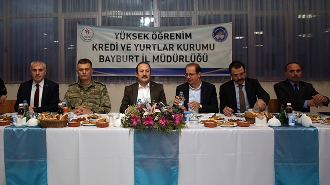 Bayburt'ta Vali Ali Hamza Pehlivan, öğrencilerle sokak iftarına katıldı