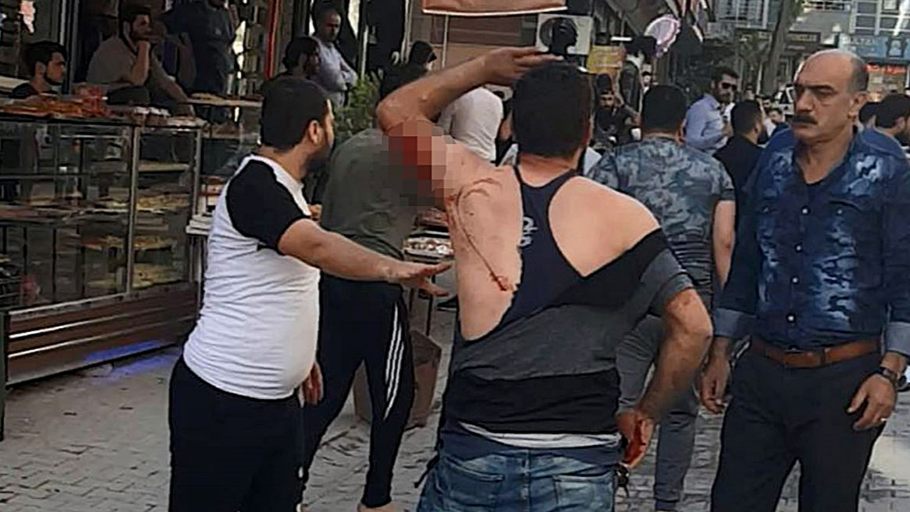 Sokak ortasında satırla birbirlerine girdiler!