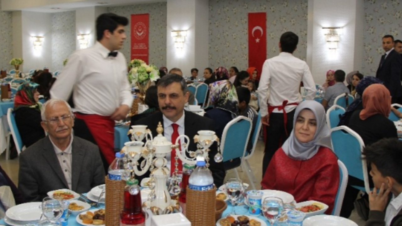 Çorum'da Vali Mustafa Çiftçi, yetimlerle iftar yaptı