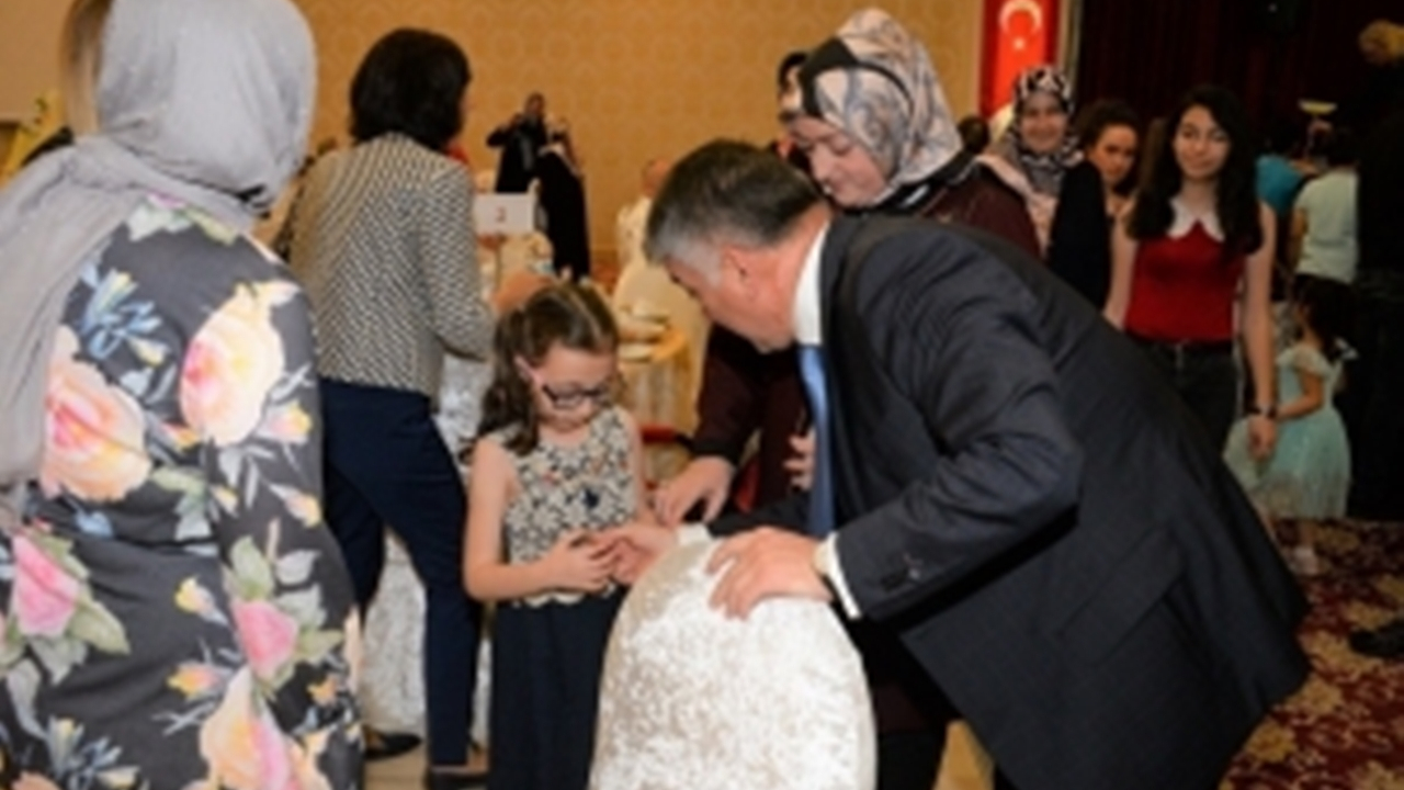 Balıkesir'de Vali Ersin Yazıcı, Sevgi Evleri’nde kalan çocuklarla iftar yaptı