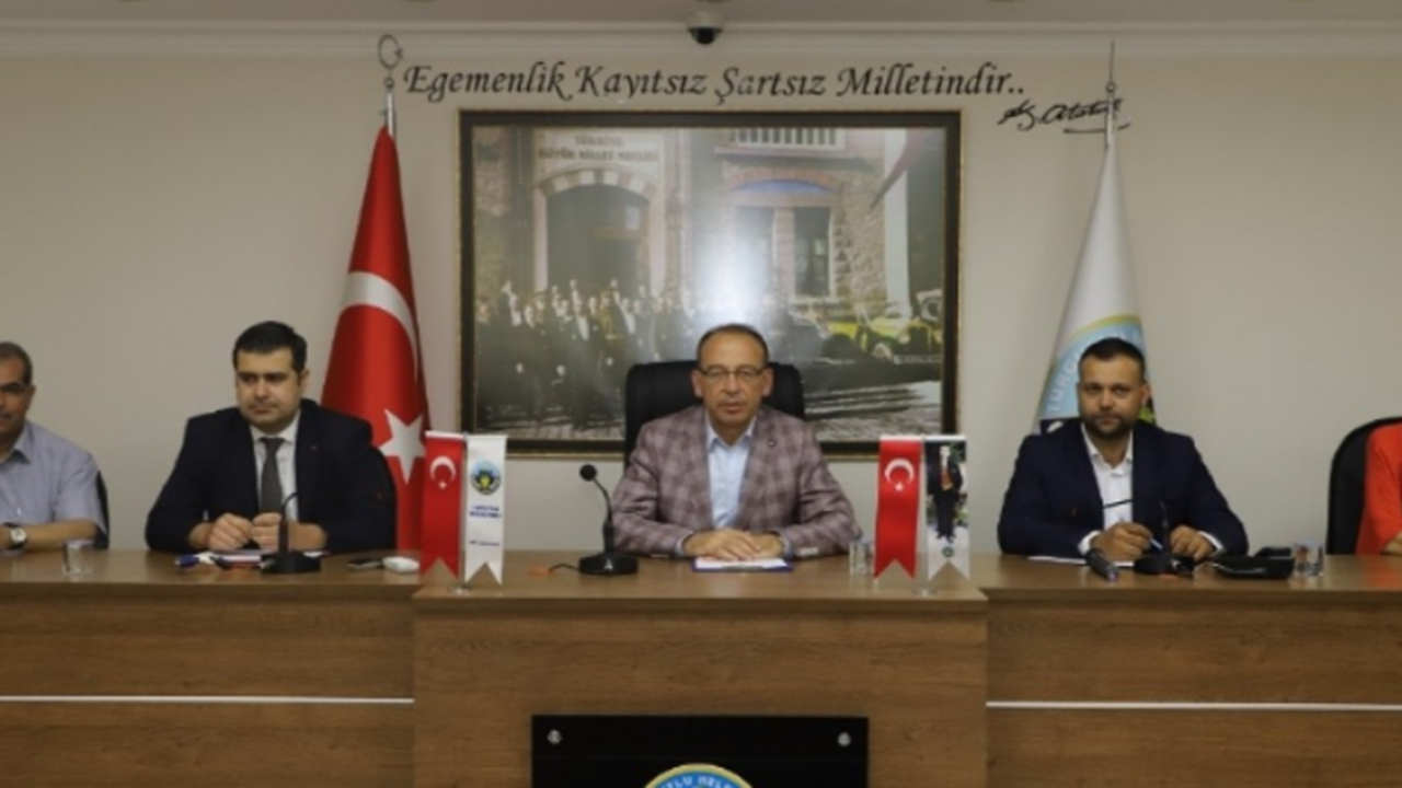 Manisa'da Başkan Çetin Akın, yeni kadrosunu tanıttı