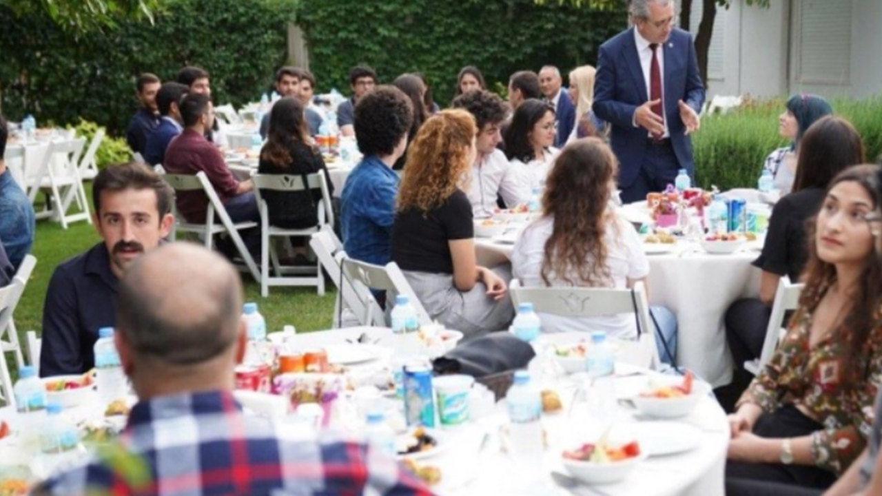 İzmir'de Rektör Necdet Budak evindeki iftarda öğrencileri ağırladı