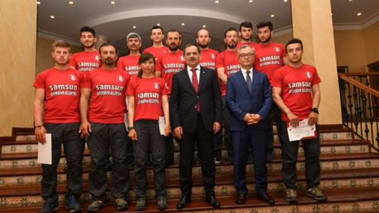 Samsun'da Başkan Mustafa Demir’den dragon bot sporcularına övgü