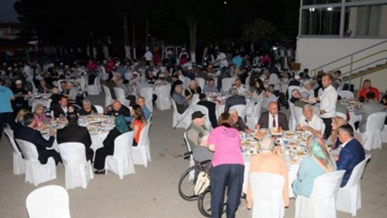 Balıkesir'de Vali Ersin Yazıcı, huzurevinde yaşlılara iftar verdi