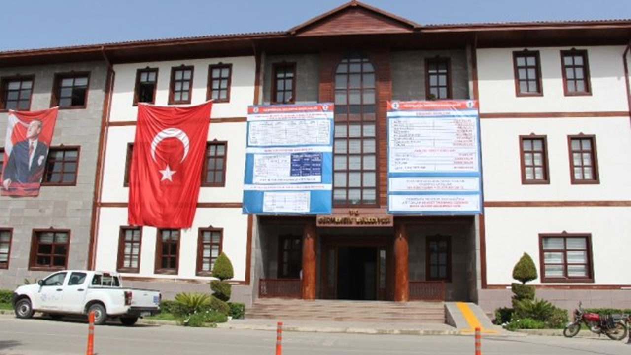 Aydın'da Başkan Fuat Öndeş, belediye borcunu pankartla duyurdu