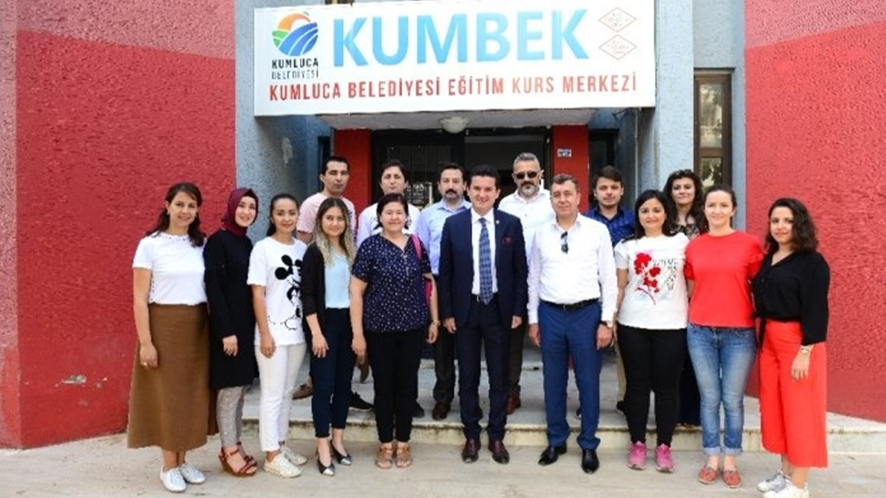 Antalya'da Başkan Mustafa Köleoğlu öğrencilere moral verdi