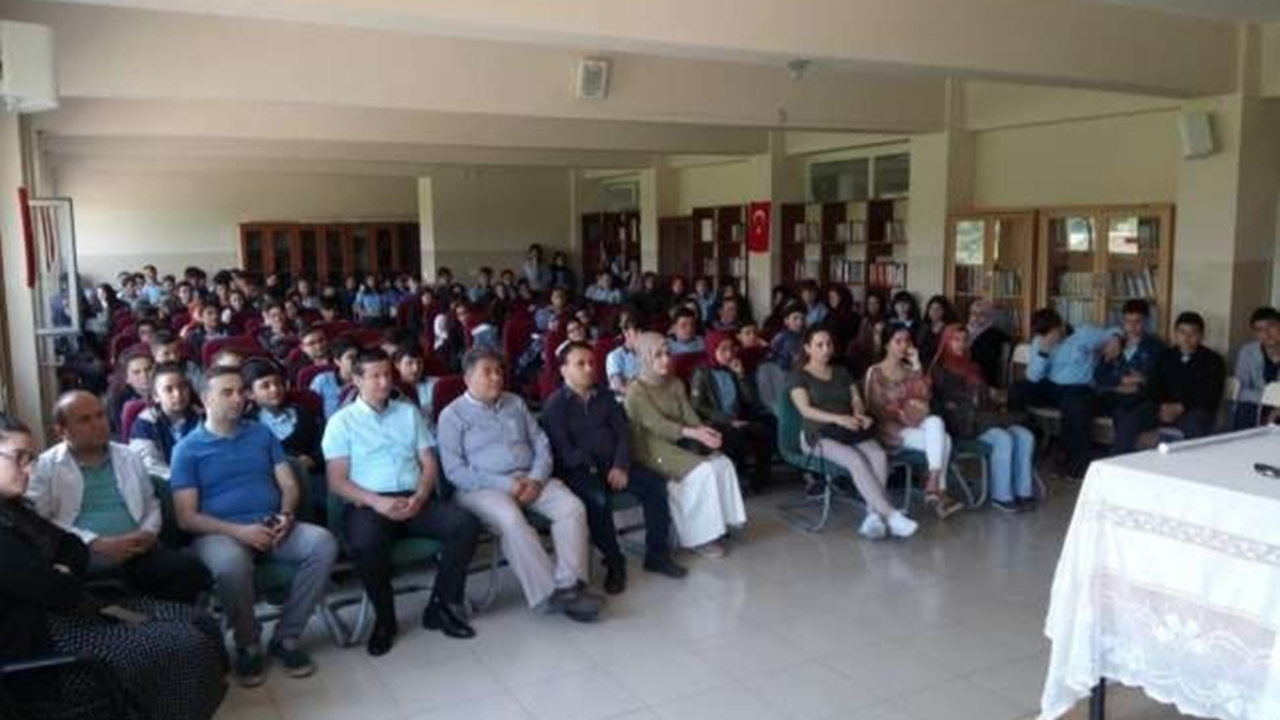 Zonguldak Çaycuma’da Prof. Dr. Seyfullah Kara öğrencilere konferans verdi