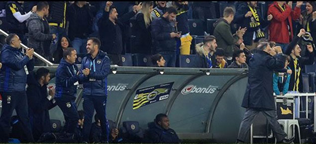 Fenerbahçe'nin golüne herkes sevindi, Emenike surat asıp oturdu!