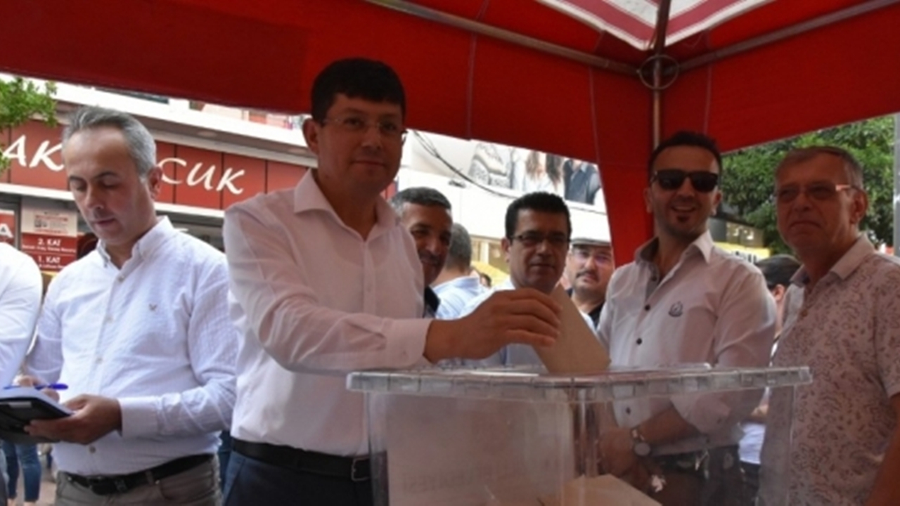Aydın'da Başkan Kürşat Engin Özcan referandumda oy kullandı