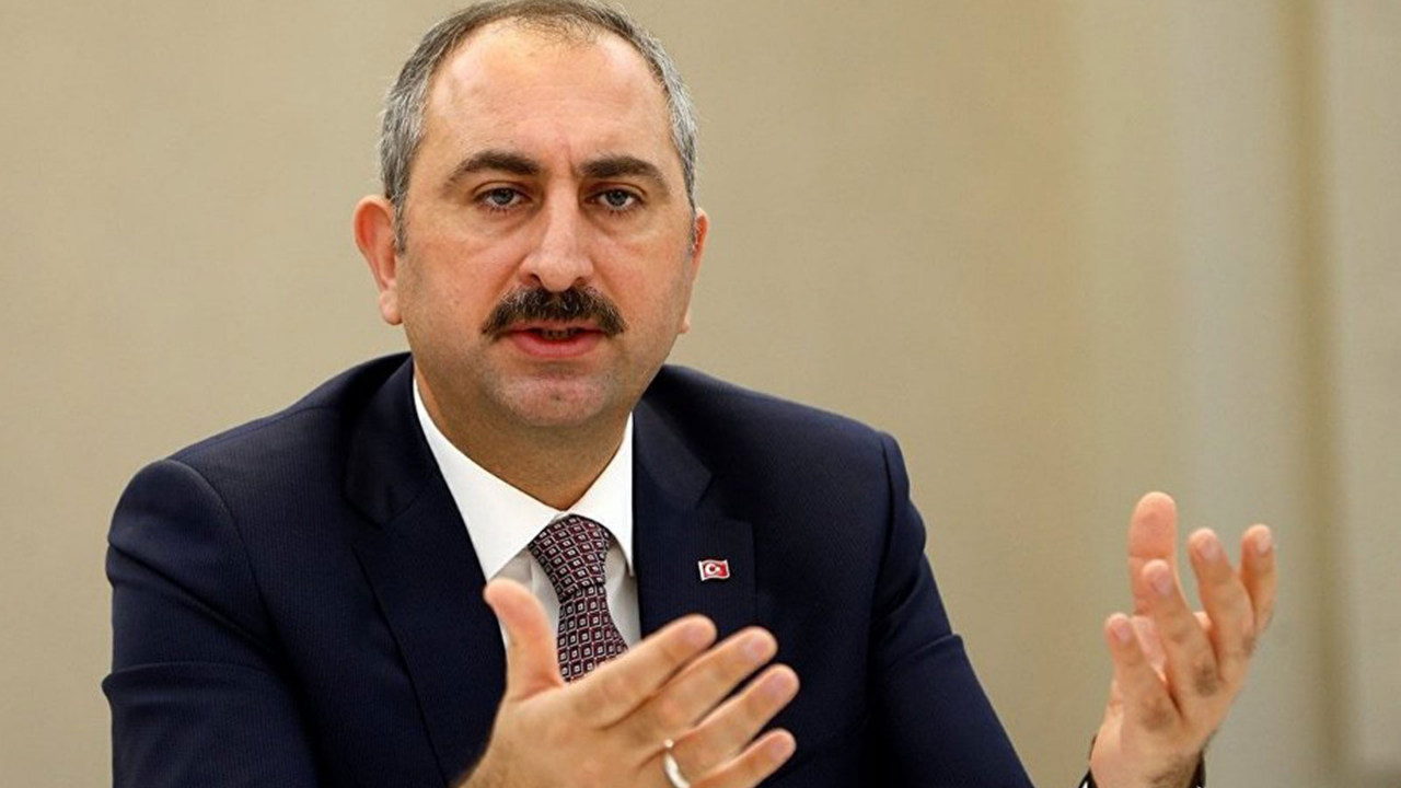 Etek boyu tartışmasına Bakan Gül de dahil oldu!