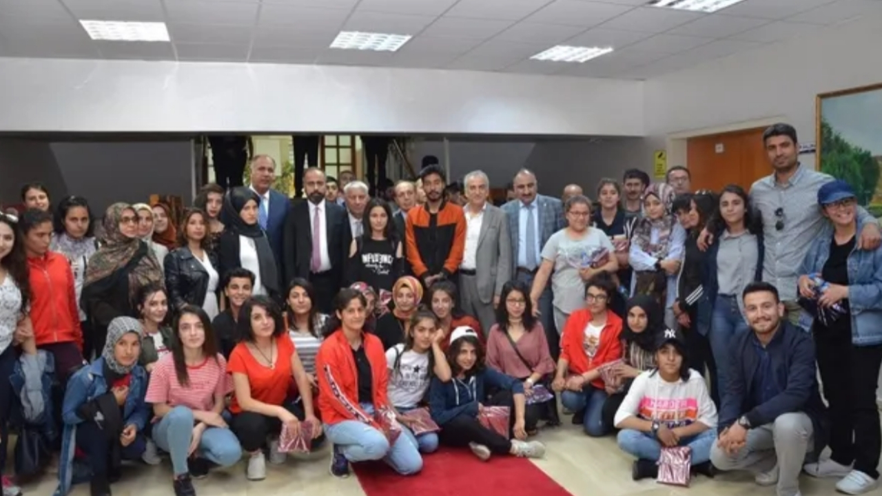 Van'da Rektör Hamdullah Şevli, çocuklarla iftarda buluştu