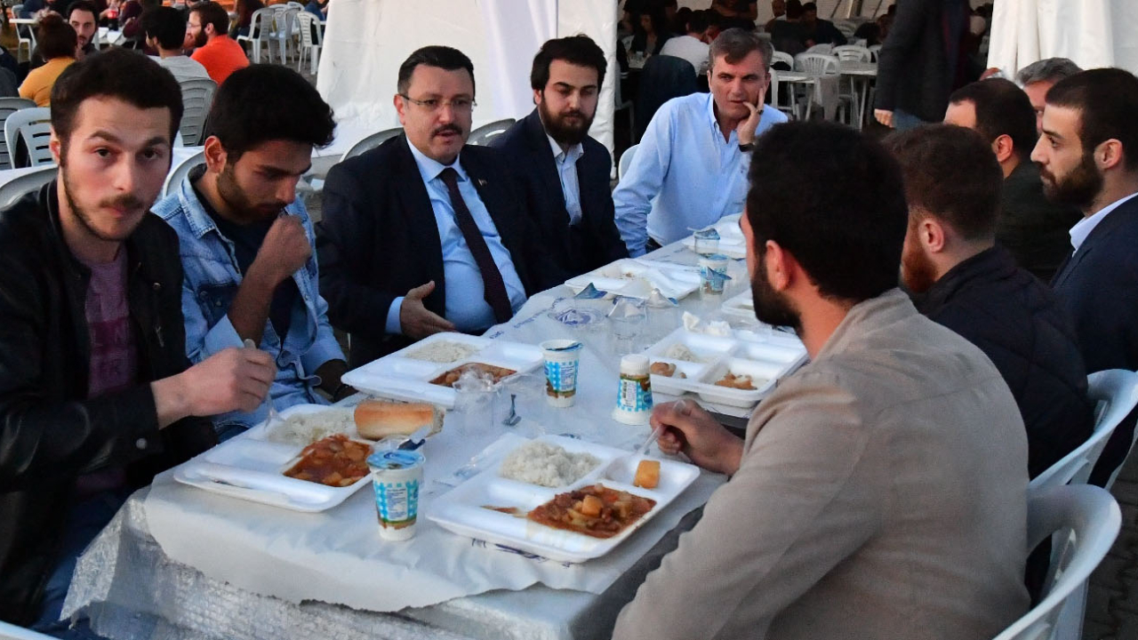 Trabzon'da Ahmet Metin Genç, öğrencilerle birlikte iftarını açtı