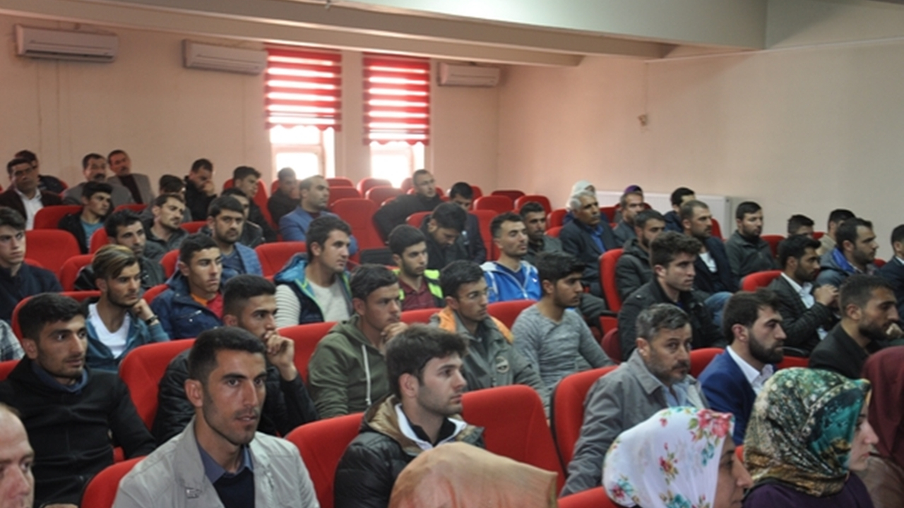 Muş'ta Kaymakam Hacı Arslan Uzan, gençlerle buluştu
