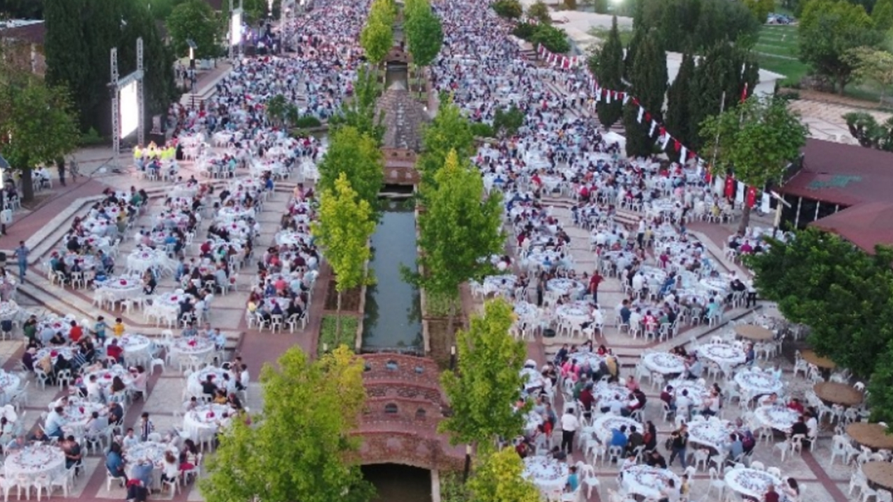 Antalya'da Başkan Muhittin Böcek şehit ve gazi yakınlarını iftarda ağırladı
