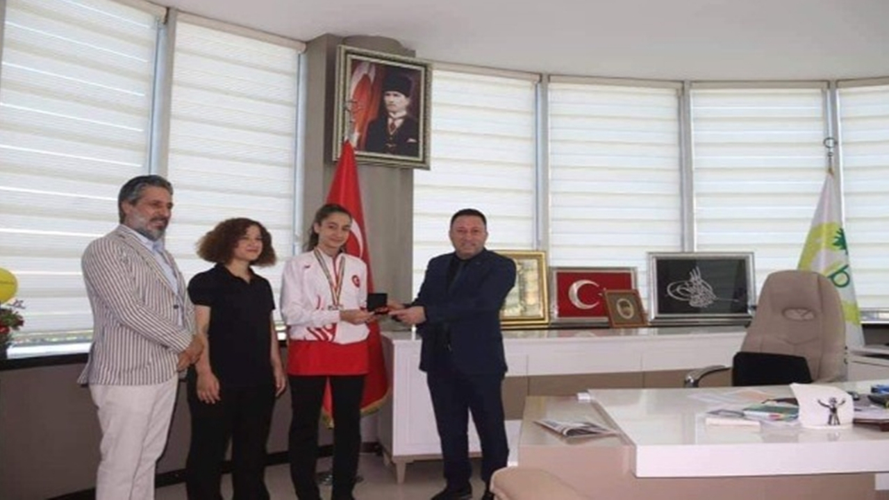 Diyarbakır'da Başkan Hüseyin Beyoğlu’ndan şampiyon karateciye ödül
