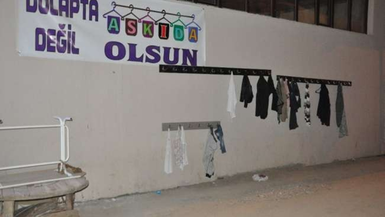 Hakkari'de Başkan Vedat Çoğaç’tan ‘Dolapta değil askıda olsun’ kampanyası