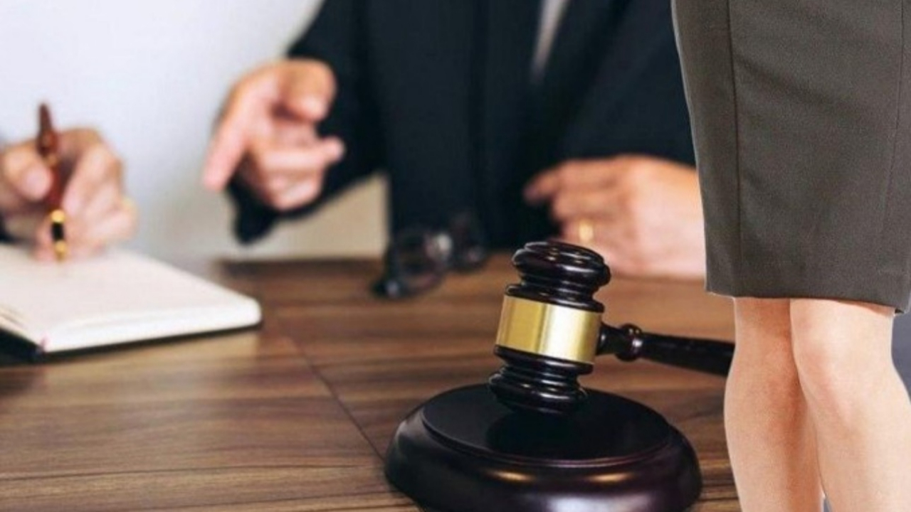 Avukat ile hakim arasında etek boyu tartışması!