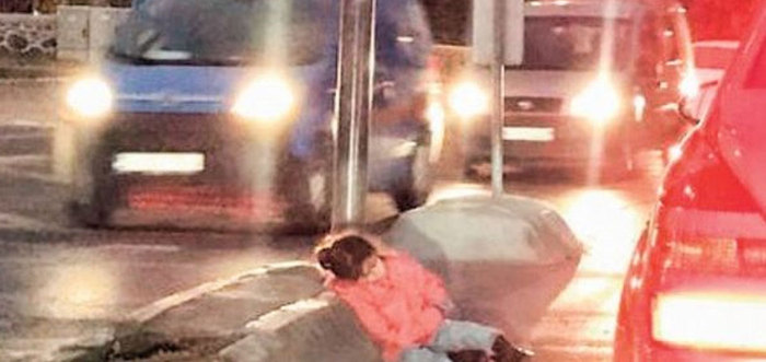 İşte kaldırımda uyuyan pembe montlu çocuk
