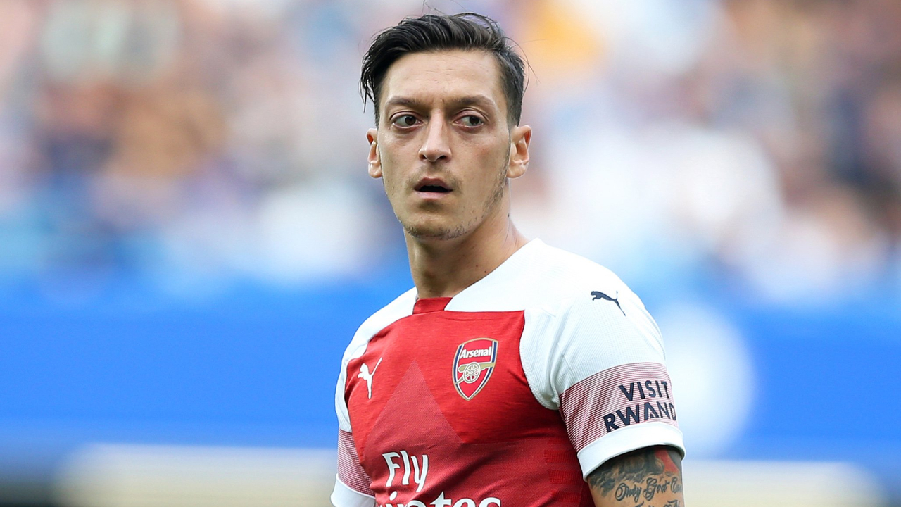 Mesut Özil sosyal medyayı ikiye böldü!