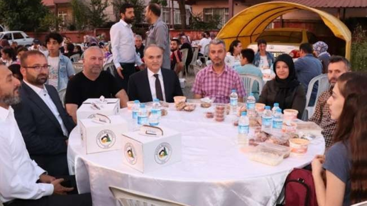 Düzce'de mahalle sakinleri Faruk Özlü’yü bağrına bastı