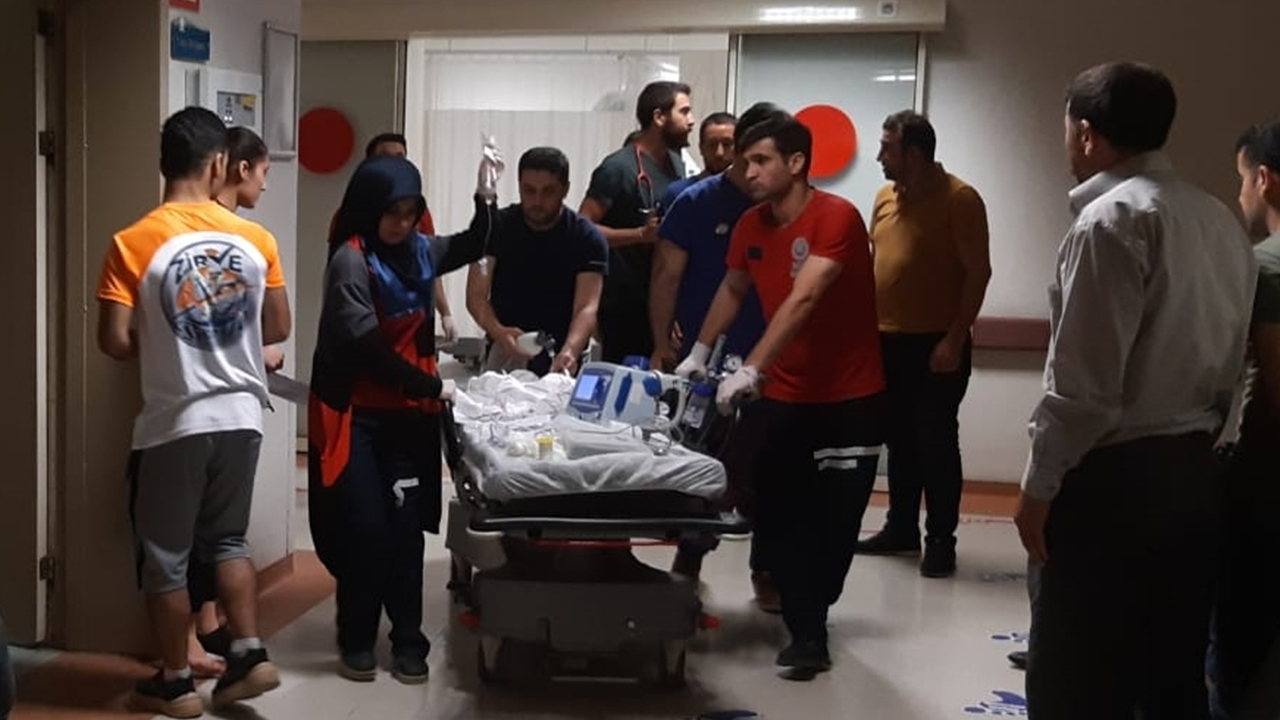 Engelli çocuk 7 günlük bebeği damdan düşürdü...