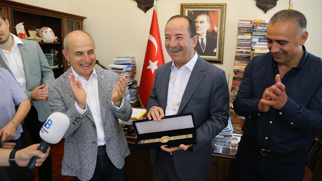 İstanbul'da Başkan Hasan Akgün’e altın kemer